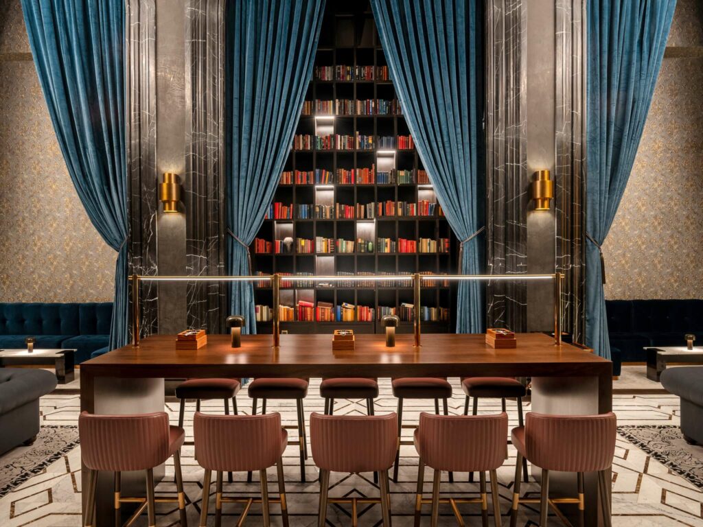 The library at the Raffles Doha has collected over 40,000 books with first editions and 
timeless classics including Robinson Crusoe from 1785 and Moby Dick from 1811. 
Rich wood panelling, leather-bound books, and comfortable seating create an 
atmosphere that encourages lingering over fine whiskeys and engaging conversations.