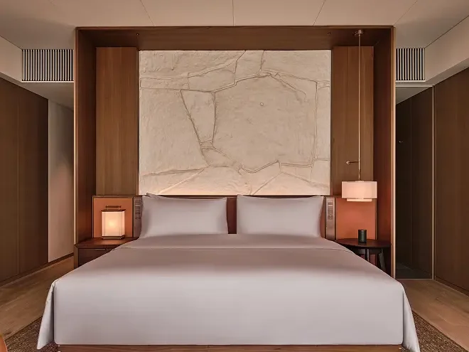  In recent years, a growing number of hotels have embraced softer linen tones like ecru, pale grey, warm taupe. 