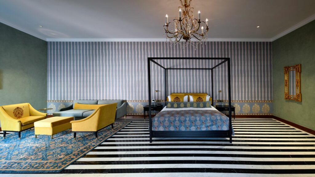 Ran Baas has only 35 suites, each one a unique masterpiece. Inspired by precious gemstones, the suites feature bespoke designs that evoke the opulence of the royal court. 