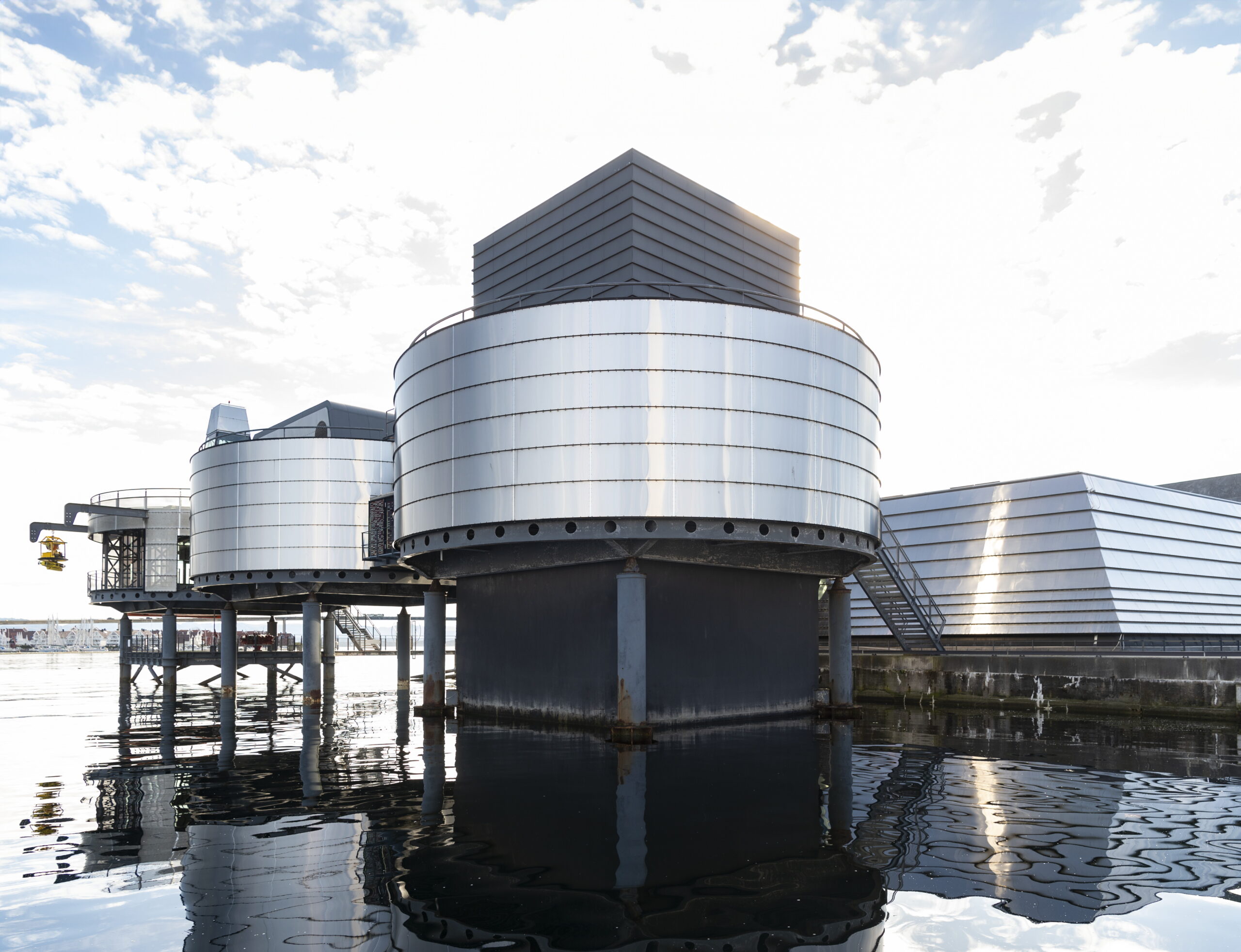 The architecture resembles an offshore oil platform rising from Stavanger’s harbour,
impressing elders and children alike. Photo by Shade B Martins