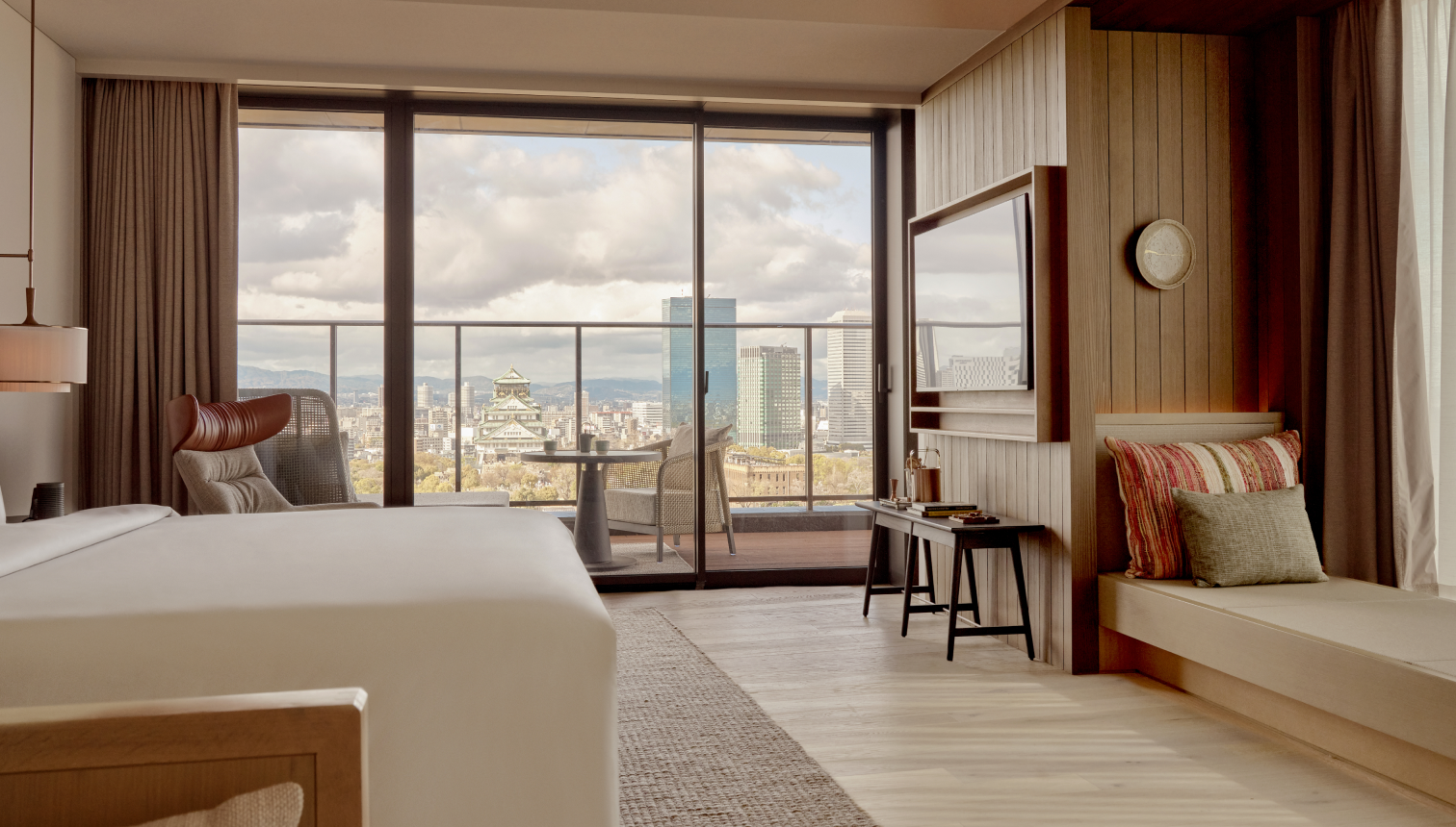  Sensory treats. Floor-to-ceiling windows frame Osaka Castle at eye-level as if it were a painting. The scent of hinoki wood lingers after a bath.
