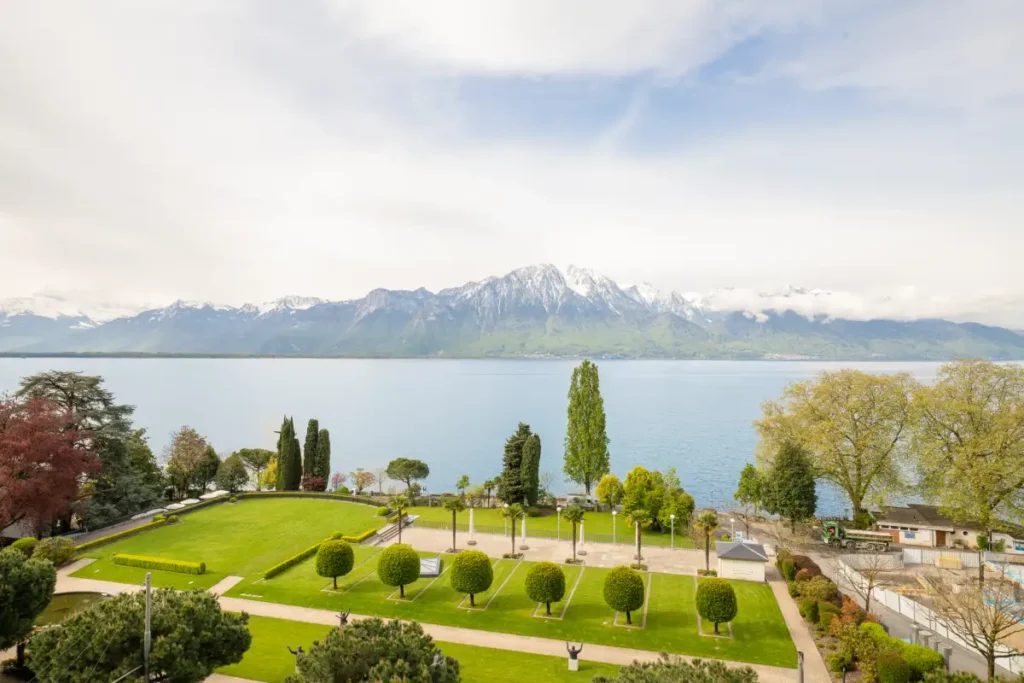 The lakefront location offers scenic indulgence and activities like strolling along the promenade and exploring the shore.